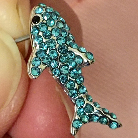 Sparkling NWT Kate Spade shark studs! - Picture 4 of 7